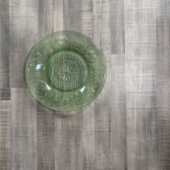 Vintage Indiana Glass Company Chantilly Green Dinner Plates - Picture 3 of 3